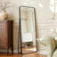 Miroir de plancher rectangulaire de 56 po x 21 po sur toute la longueur, avec cadre noir et coin arrondi, convenant à la décoration intérieure.