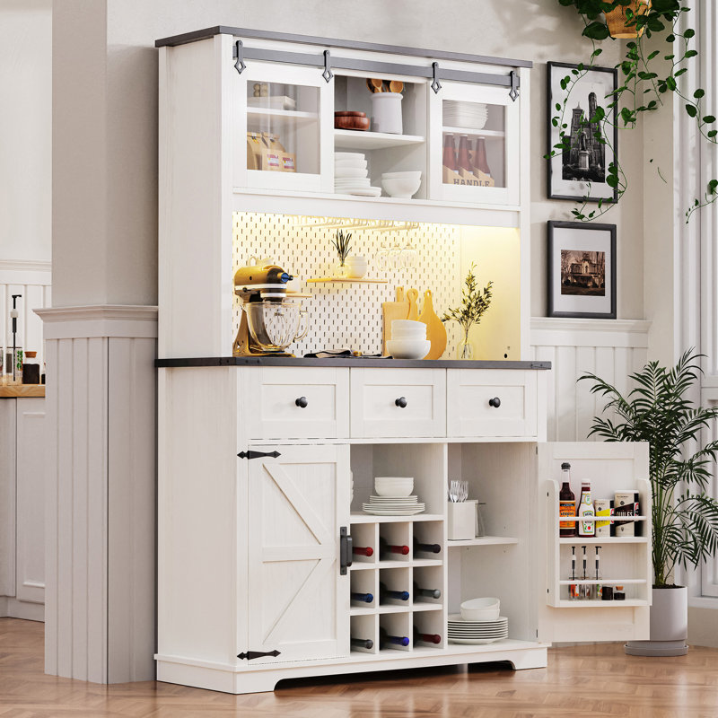Armoire-bar 71 po Farmhouse avec prise de courant, panneau perforé, support à vin et portes de grange coulissantes pour un rangement polyvalent dans la cuisine.