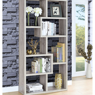 Bibliothèque géométrique à 7 étagères couleur bois flotté gris, construction verticale pour optimiser le rangement mural, bois d'ingénierie avec couche de protection anti-rayures, esthétique soignée, hauteurs d'étagères variées