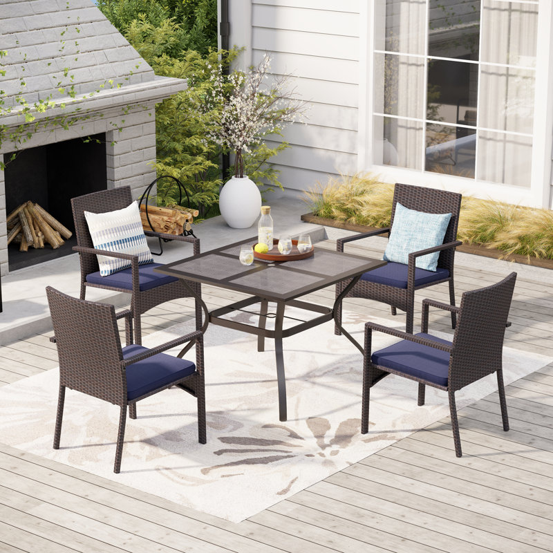 Ensemble repas d'extérieur 5 pièces avec trou pour parasol et 4 chaises en rotin Leonard