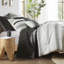 Édredon et courtepointe 7 pièces très grand / très grand. Fabriqué en microfibre. Offre un confort exceptionnel. Doux et moelleux. Motif à rayures. S'adapte aux différents décors de chambre à coucher. Wrinkle Shrinkage. Entretien facile - très grand.-116012424