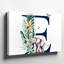 Toile, une illustration fantaisiste avec une grande lettre E, art mural complexe orné d'un feuillage tropical vibrant-315790703