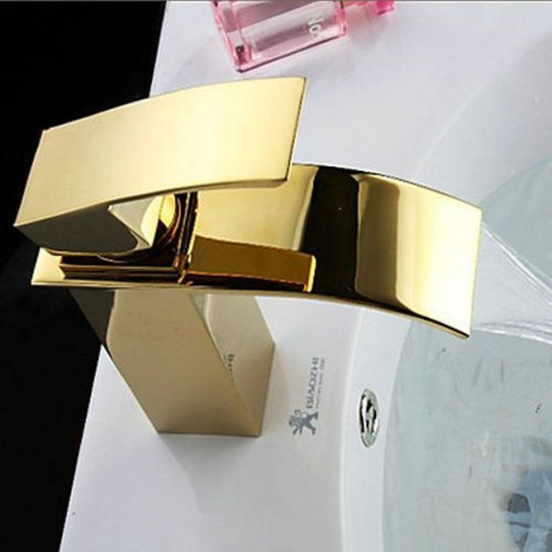 Élégant robinet cascade de lavabo à finition dorée pour salles de bain modernes
