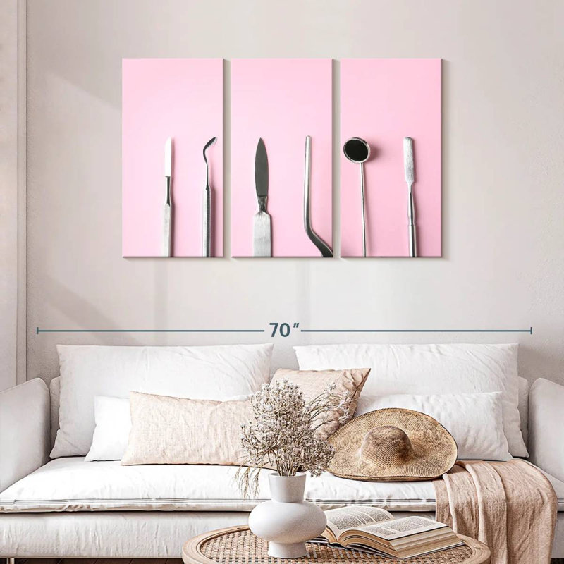 Outils dentaires sur fond rose, H 28 po x l 45 po