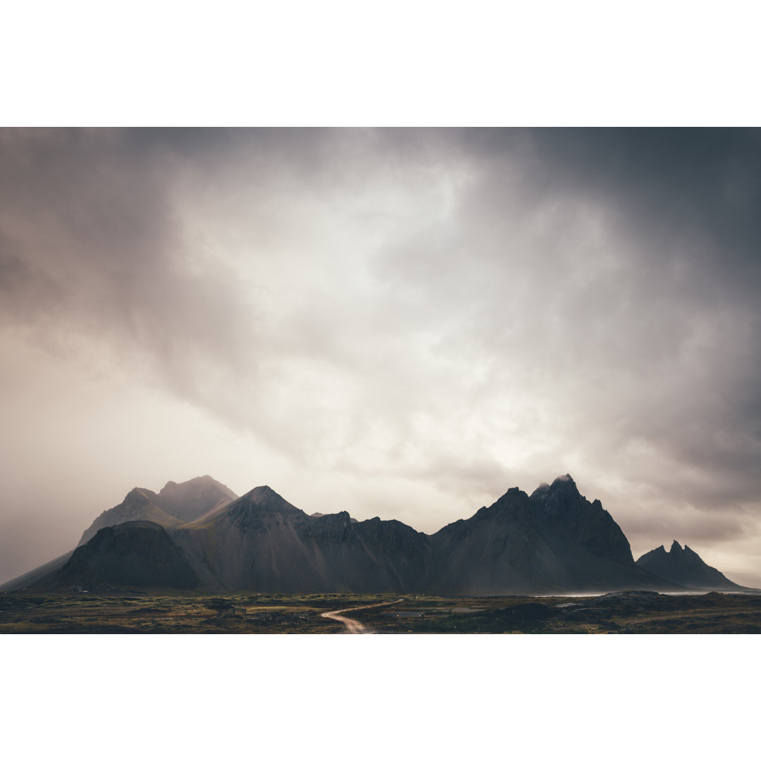 Vestrahorn Mountain von Borchee - Kunstdrucke auf Leinwand