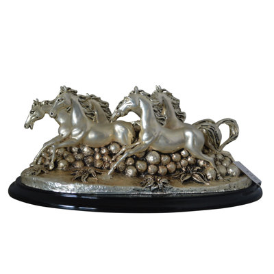 Statue Alvaro chargeant des chevaux en résine sur une base en bois - Taille: L 17 po x l 10 po x H 5 po.