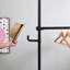 Porte-vêtements, conception robuste et bricolage mobile à la main sans dommages au rail de plafond mural, réglable de 31 à 47 po de largeur, 120 kg de chargement, crochet de fixation inclus-115800295
