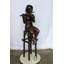 Statue en bronze 24 po x 16 po x H 58 po Nifao Collection, jeune fille jouant de la flûte assise sur une chaise