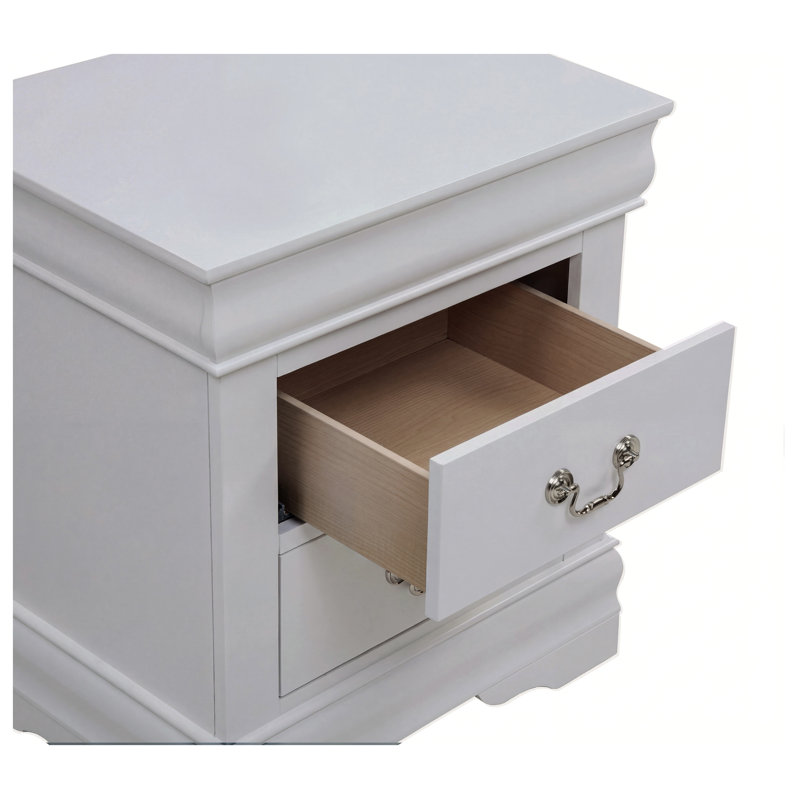 Ensemble de chambre à coucher Louis Philippe 3 pièces comprenant un lit traîneau et deux tables de chevet, fini grège