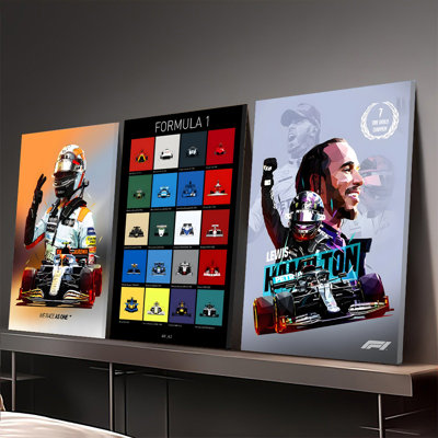 Ensemble de 3 affiches murales encadrées sur le thème de la Formule 1 : portraits stylisés de pilotes avec voitures de course et motifs de championnats. Décoration moderne pour les mordus de sport automobile. Impression de haute qualité pour le salon ou le bureau.