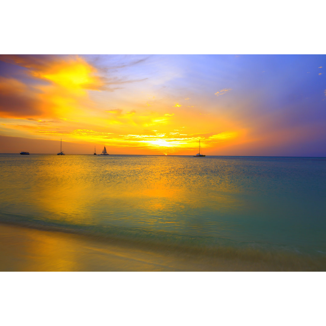 Idyllischer dramatischer Sonnenuntergang und Schiffe in Palm Beach, Aruba, Karibik