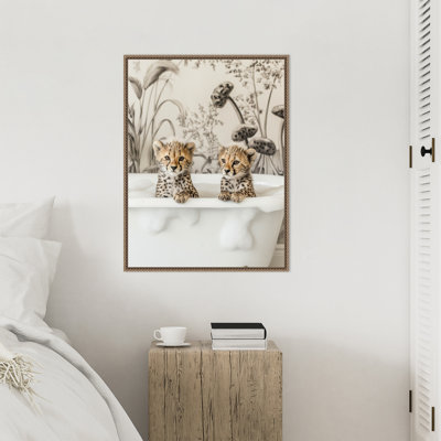 «Cheetah Cub Bath» par Hostetter, reproduction d'art sur toile encadrée