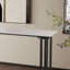 Une table de bar longue et luxueuse-461447622-461447623