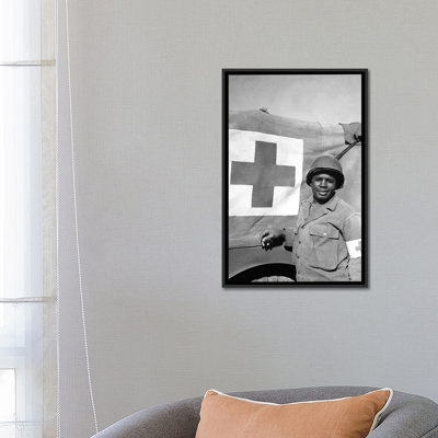 « a wwiie », "une béquille à côté de son véhicule rouge croix" , reproduction de photo sur toile