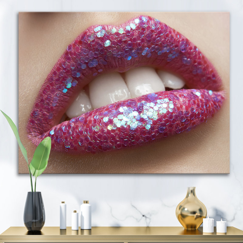 Femme, femme, rouge à lèvres et paillettes - Photographie sur toile, H 16 po x l 32 po x p 1 po, Toile tendue