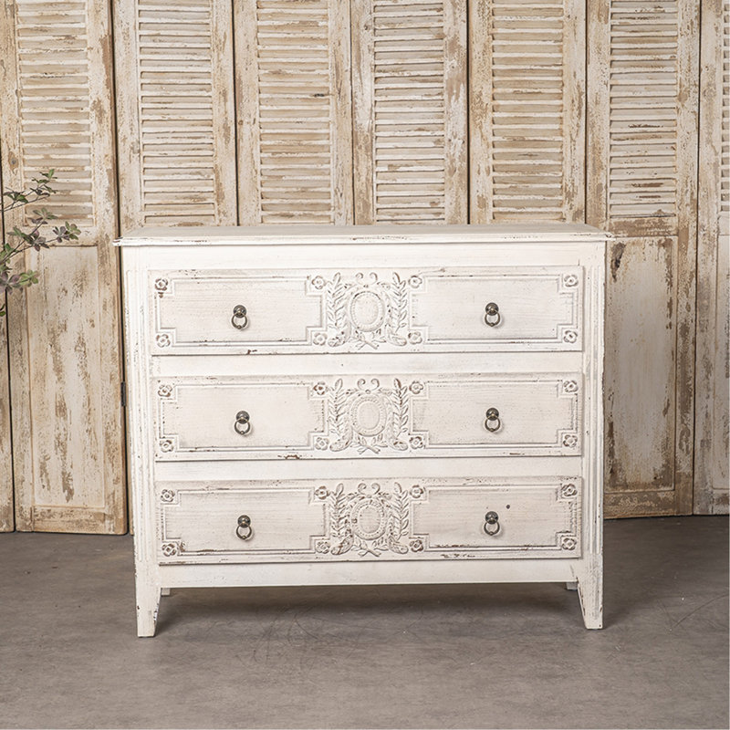 Armoire en bois robuste et élégante pour un rangement et une décoration polyvalents