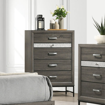 Commode de style contemporain à 4 tiroirs avec pieds en métal et poignées décoratives en acrylique