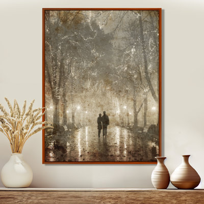 « Couple Walking in Night Lights » - Couple romantique marchant à Paris, impression d'art mural