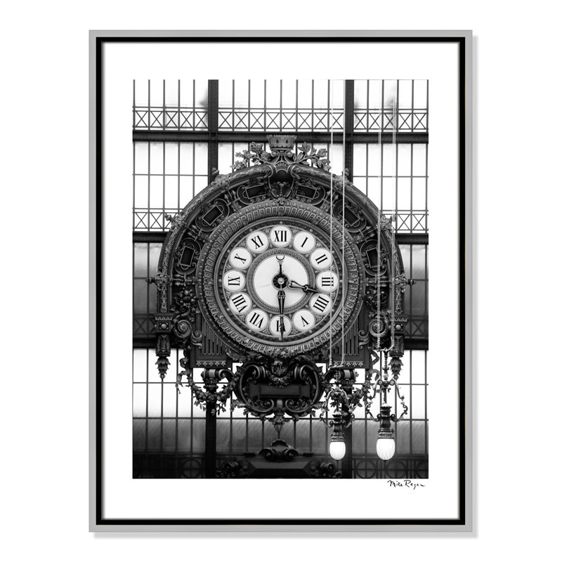 Horloge dorée du musée - impression de Paris par Mike Ragan, Toile argentée avec cadre flottant, Pas de tapis