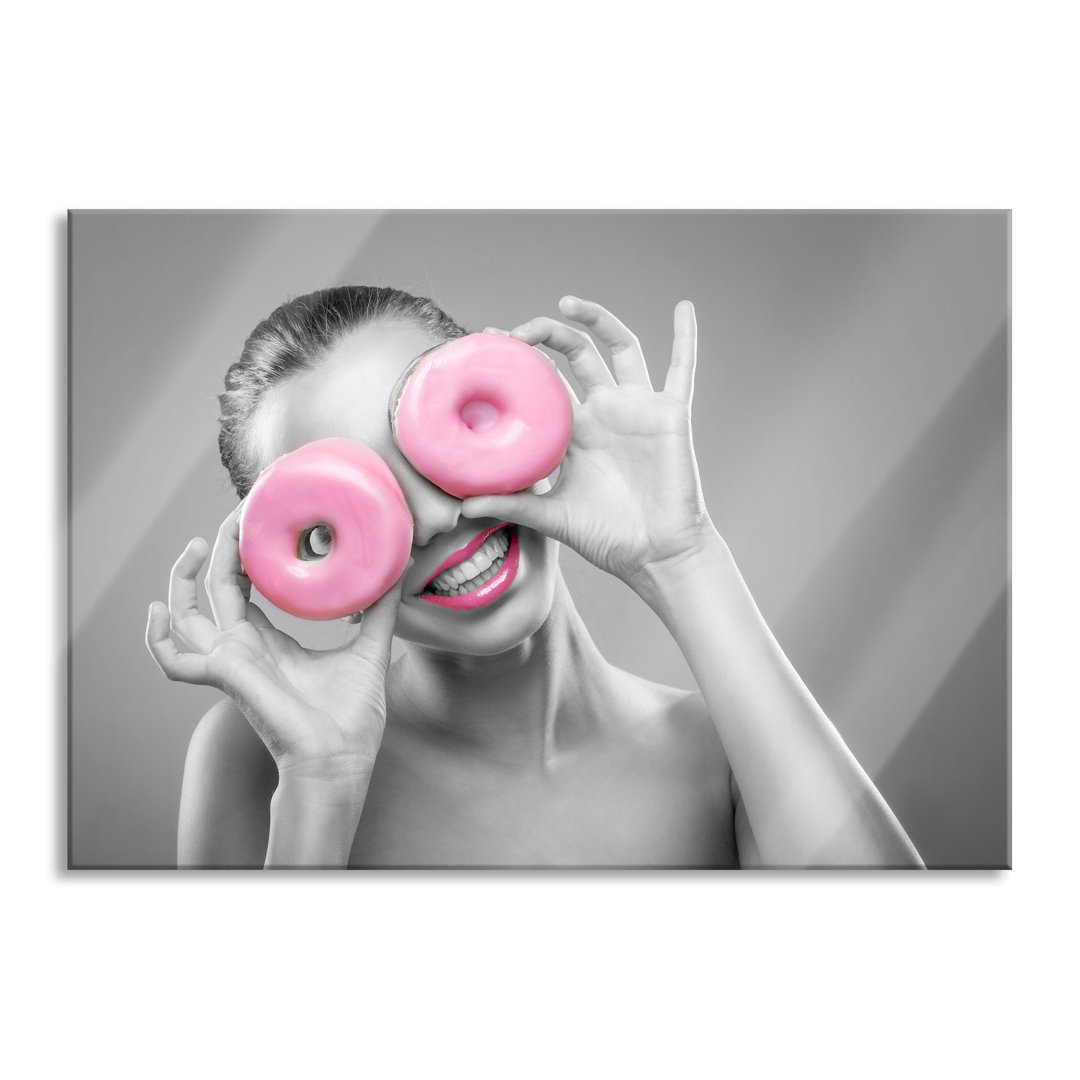 Ungerahmtes Foto auf Glas "Frau mit Donut-Augen"