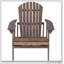 Chaise Adirondack pliable en bois d'acacia avec des lattes traditionnelles, un design rustique et de larges accoudoirs pour un confort extérieur