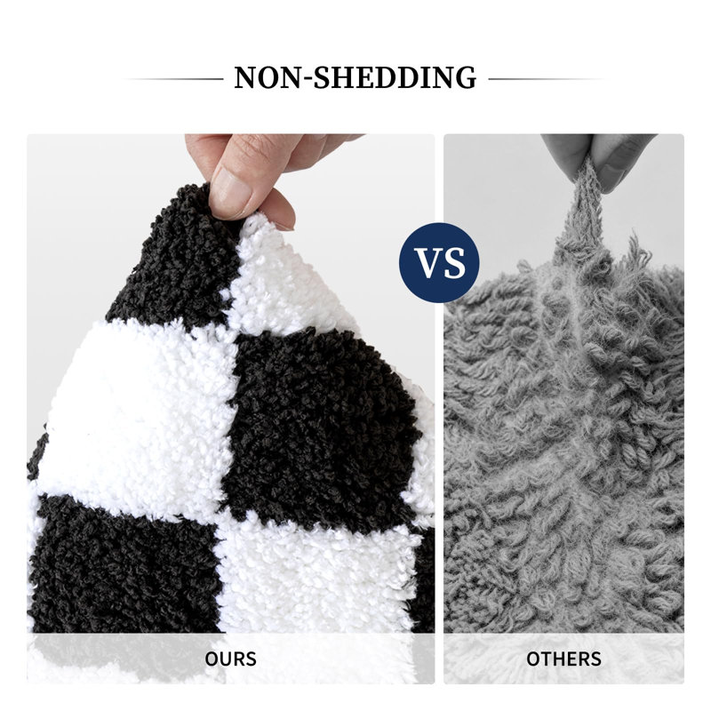 Tapis de bain à carreaux noirs et blancs 56 x 86 cm, doux et moelleux, antidérapant, lavable à la machine et absorbant. Parfait pour décorer la douche, la baignoire ou le lavabo.