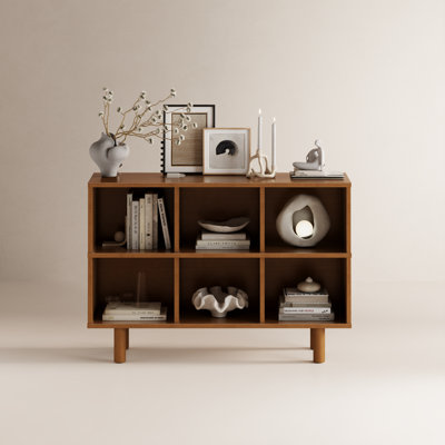 Bibliothèque moderne en bois large avec tablettes cubiques ouvertes et pieds surélevés pour le salon, la chambre à coucher ou le bureau à domicile
