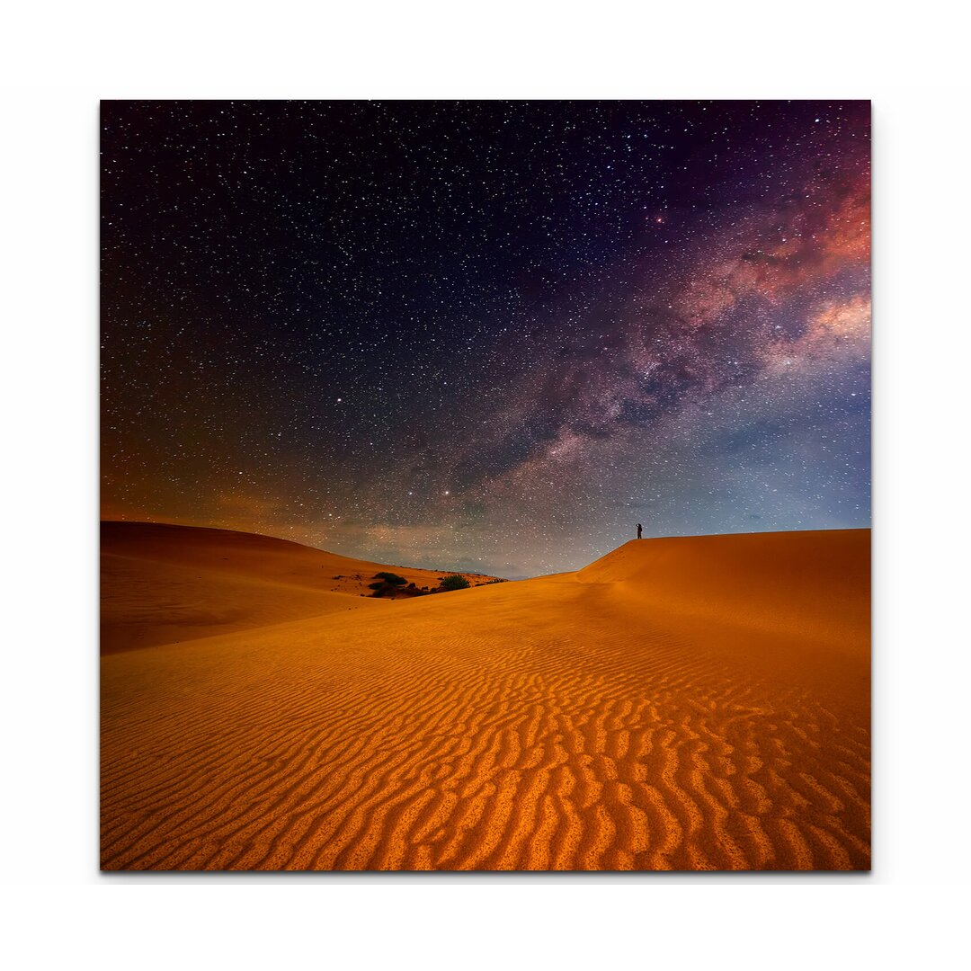 Leinwandbild Tourist in der Wüste bei Nacht