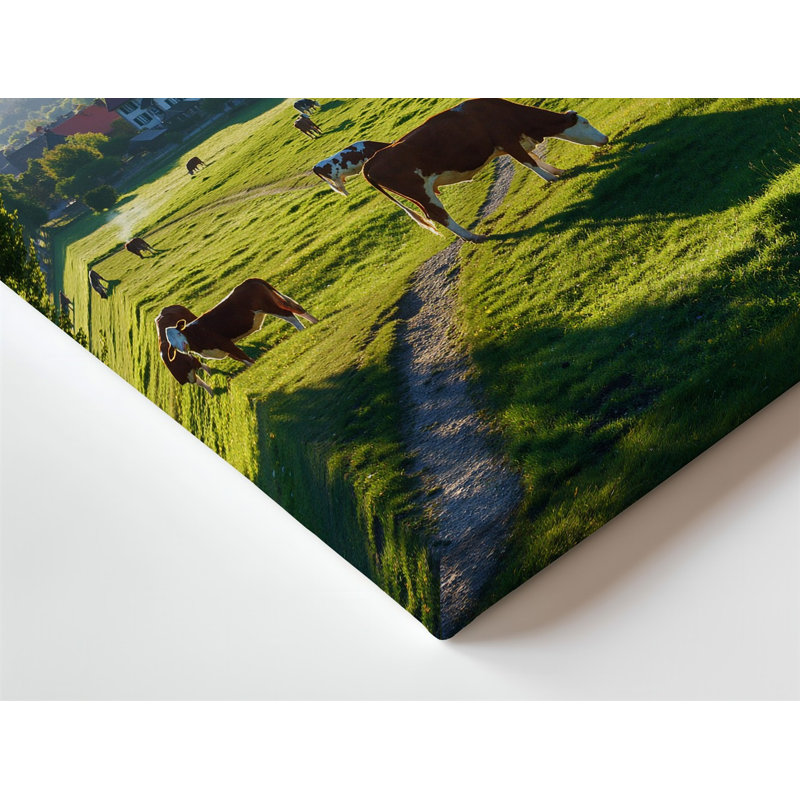 Toile, scène pastorale sereine représentant un art luxuriant parsemé de vaches brunes et blanches, H 12 po x l 9 po