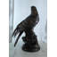 Statue aigle en aluminium sur souche Nifao - Sculpture d'oiseau inspirée de la nature avec finition métallique foncée - 20 po x 12 po x H 14 po
