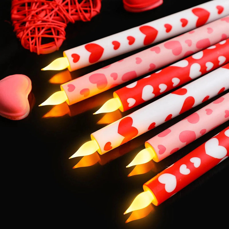 6 bougies coniques sans flamme de la Saint-Valentin de 10,6 pouces - bougies à DEL en forme de cœur à piles, décoration de table de mariage / anniversaire / anniversaire essentielle