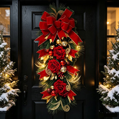 Ornement de porte de Noël 36 pouces, porte de Noël rouge et or suspendue avec grand nœud rouge, roses rouges, verdure de pin, décorations de baies, ornements dorés et ruban décoratif, élégante décoration de Noël traditionnelle pour la porte d'entrée