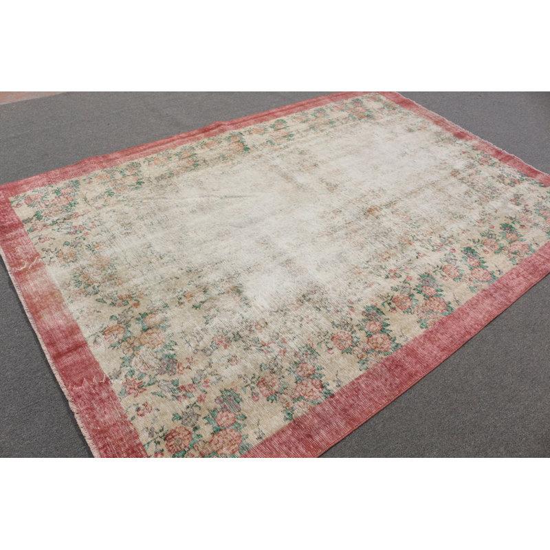 Tapis turc rétro dans d'élégants tons de rouge et ivoire délavés avec un motif floral