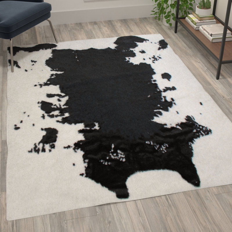Tapis noir / blanc à motif de peau de vache avec envers en polyester de la collection Borrayo, Rectangle 5 pi x 7 pi