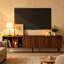 Meuble télé Mid-Century, meuble télé en bois massif et panneau de fibres à densité moyenne avec portes texturées tissées, meuble de rangement multi-espaces pour téléviseurs de 75 po ou moins dans le salon et la chambre à coucher