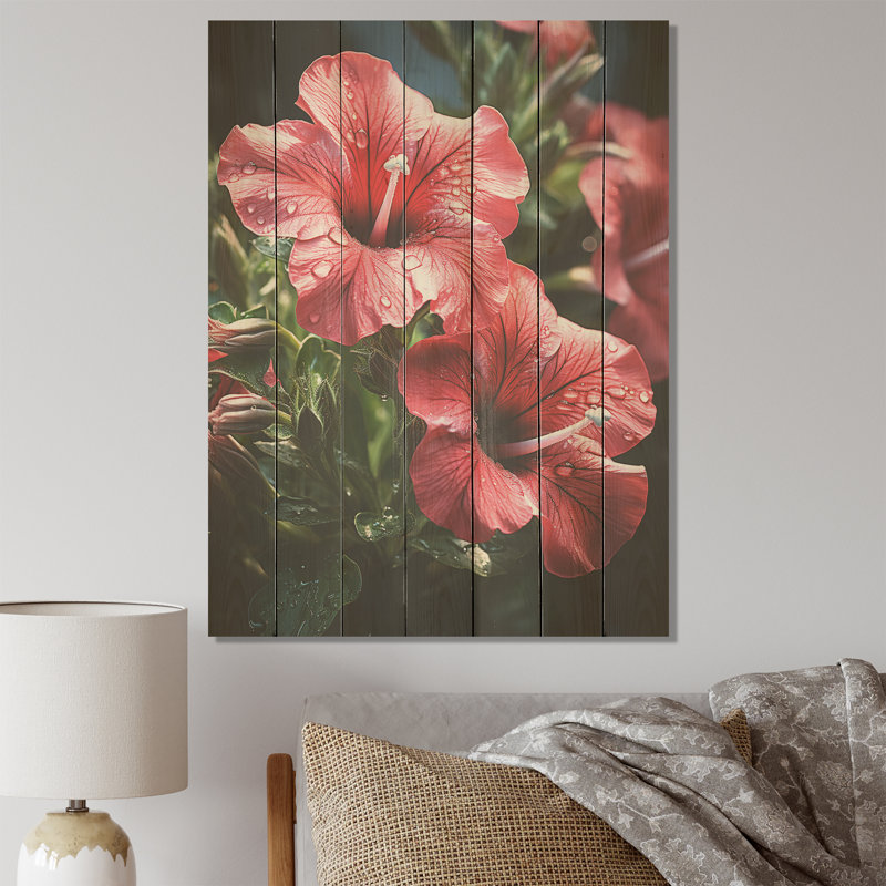 Red Petunia Parade - Pétunias sur bois, H 20 po x l 10 po