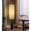 Luminaire de plancher à abat-jour cylindrique nervuré