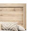 Grand lit naturel pour une ambiance de chambre à coucher tranquille avec tête de lit à panneau et mécanisme de glissière en métal