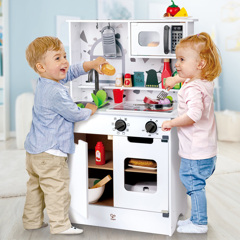 Ensemble de cuisine Hape: Light & Sound - blanc - station de cuisson complète en bois, micro-ondes, cuisinière, évier, poêle en métal et spatule, enfants de 3 ans et plus
