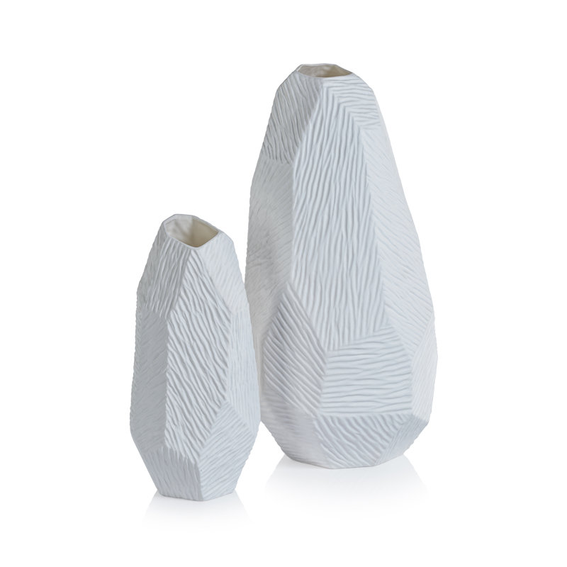 Vase en porcelaine fine facettée Phillippe, H 10,75 po x l 5,25 po x P 5 po