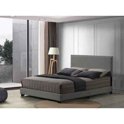 Grand lit gris en tissu gris, avec pieds en bois, entièrement rembourré avec détails de garniture cloutée, sommier tapissier à 4 lattes nécessaire, capacité de charge de 660 lb, espace au sol de 6 po, longueur du produit 84 po, largeur 64, hauteur du lit 43