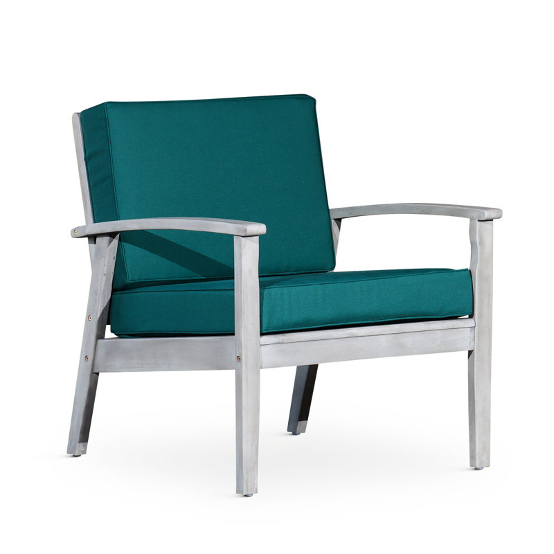 Chaise en eucalyptus gris argenté avec coussins foncés, assise profonde pour l'extérieur et salon confortable