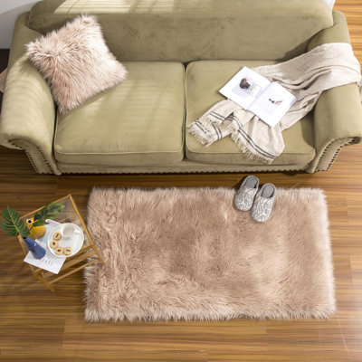 Tapis beige imitation peau de mouton de couleur unie Blakes