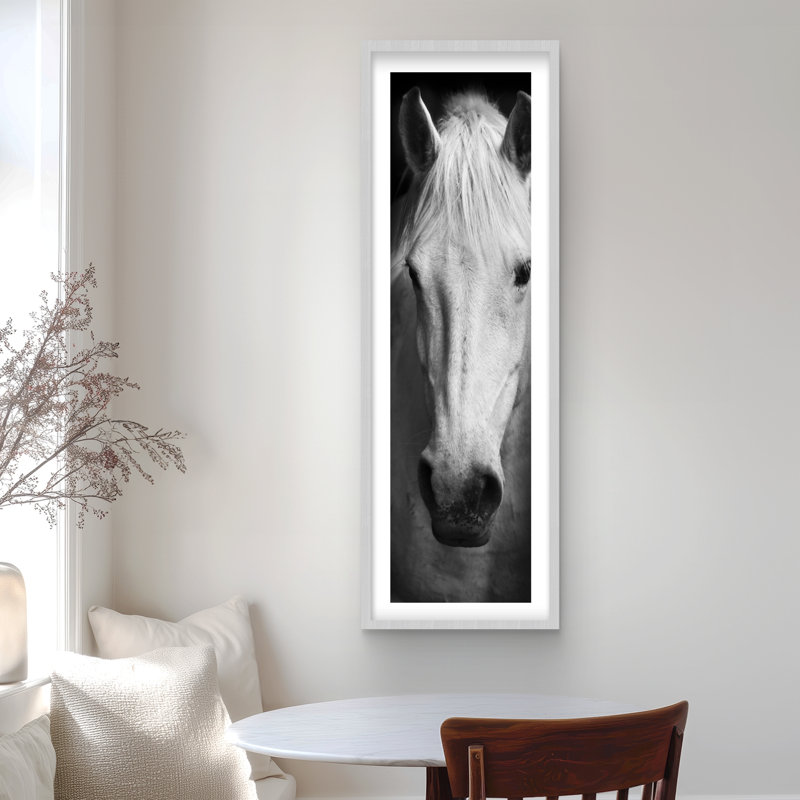 Cheval monochrome - salon gris, reproduction d'art encadrée, H 48 po x l 16 po, Argent argent