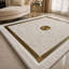 Tapis luxueux en marbre luxueux, bordure grecque en or ivoire, tapis en fausse fourrure douce-528510691