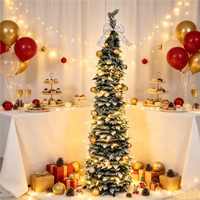 Sapin de Noël artificiel élancé de 1,5 m, pré-illuminé, floqué de neige, avec lumières blanc chaud, boules dorées, champagne et argentées et nœud blanc, fonctionne sur piles, décoration de Noël compacte et peu encombrante pour la maison, l'appartement, le bureau et l'entrée.