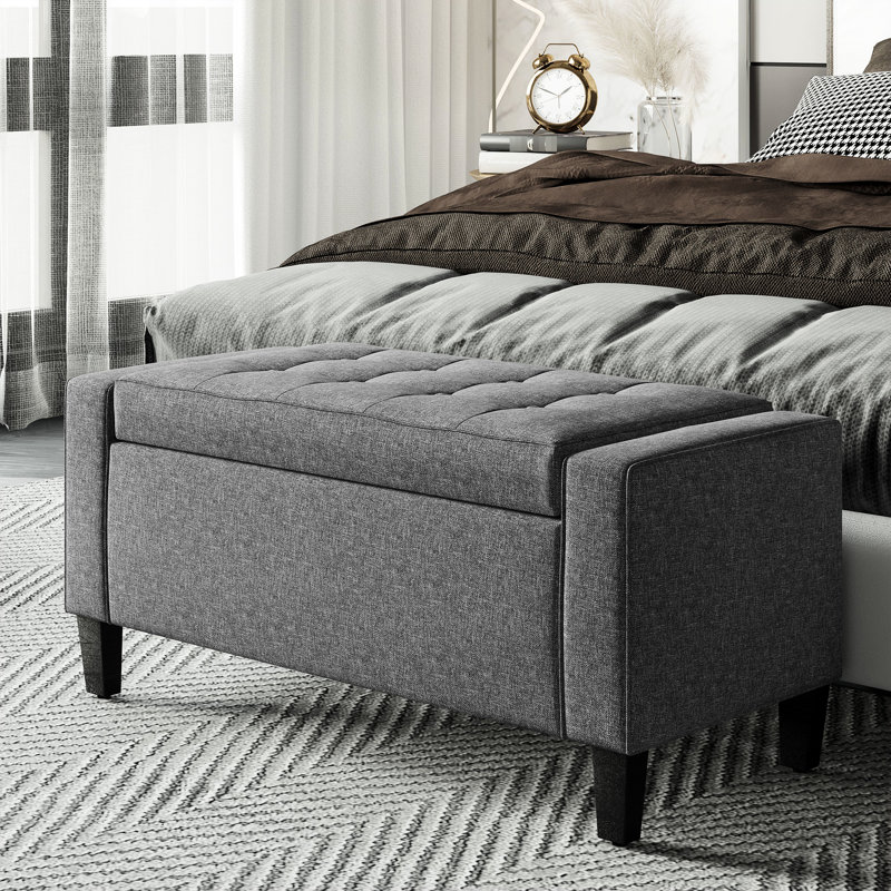 Rangement rembourré en lin gris, dessus relevable et bouton pour l'espace de vie, fonctionnel comme tabouret de pieds, banc de lit avec compartiment spacieux