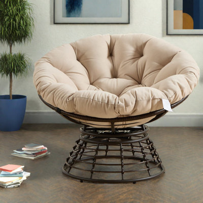 Fauteuil décoratif ergonomique moderne en osier pivotant en acier avec coussin beige pour le salon et la chambre à coucher