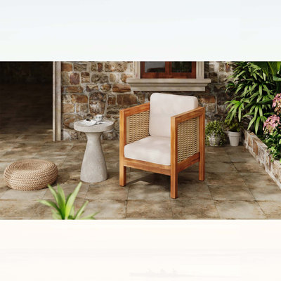 Fauteuil club d'extérieur en bois d'acacia avec accoudoirs en osier et coussins beiges, capacité de 400 lb, parfait pour la détente sur le patio et le jardin