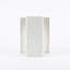 Table d'appoint hexagonale en marbre blanc naturel, surface mate lisse pour un toucher satiné, aspect doux dans la chambre,